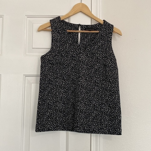 Banana Republic Tops - Banana Republic sleeveless top in cheetah print.